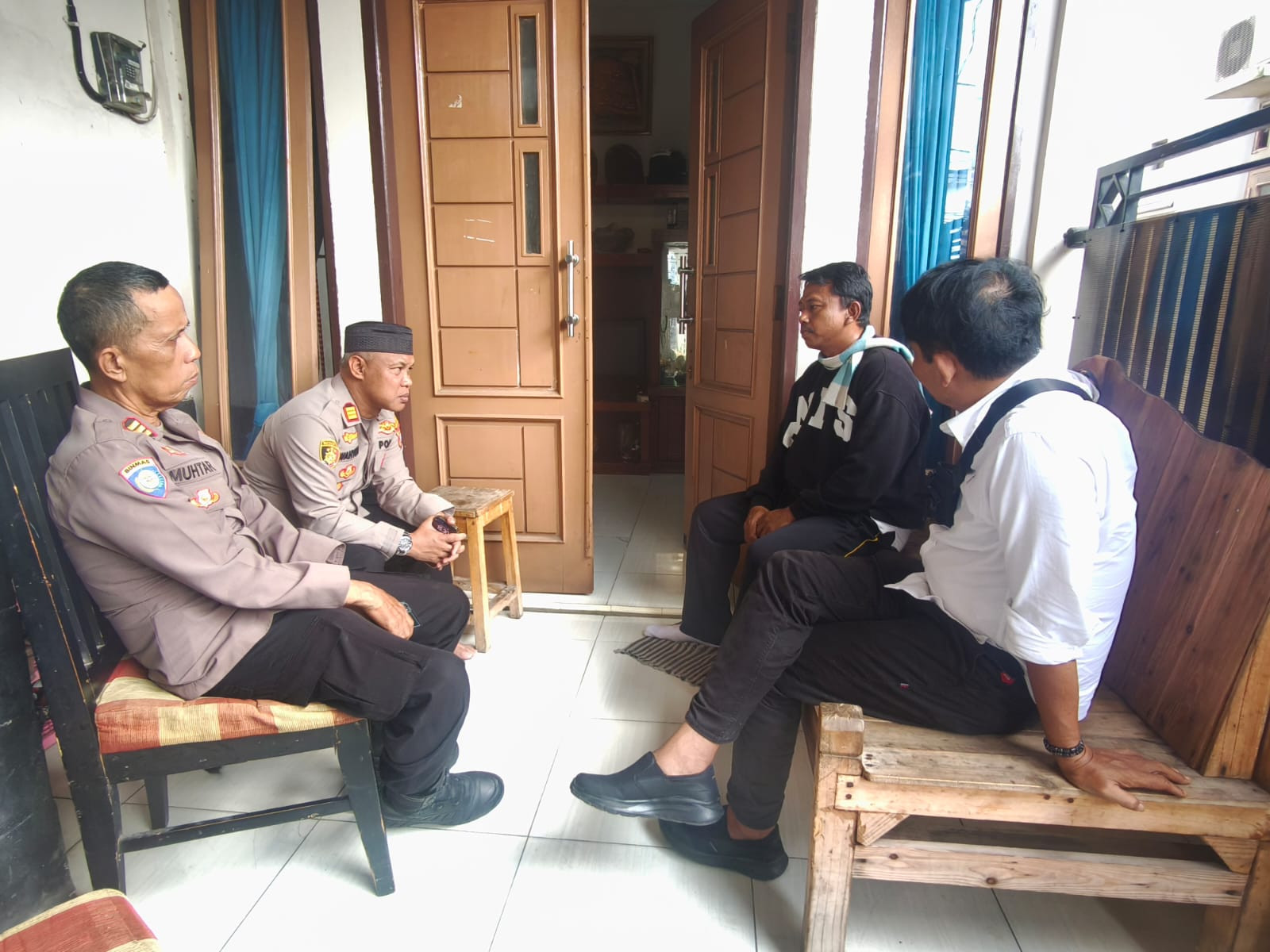 Kapolsek Bekasi Barat Jenguk Anggota Sakit, Wujud Nyata Empati dan Solidaritas