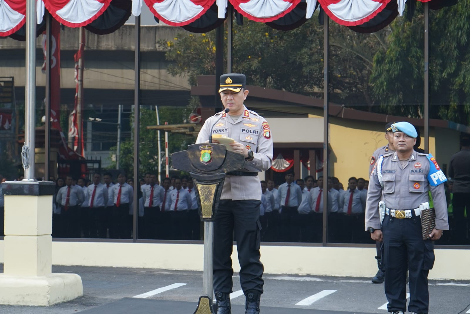 Wakapolres Metro Jakarta Utara Pimpin Apel Pagi dan Upacara Kenaikan Pangkat Pengabdian