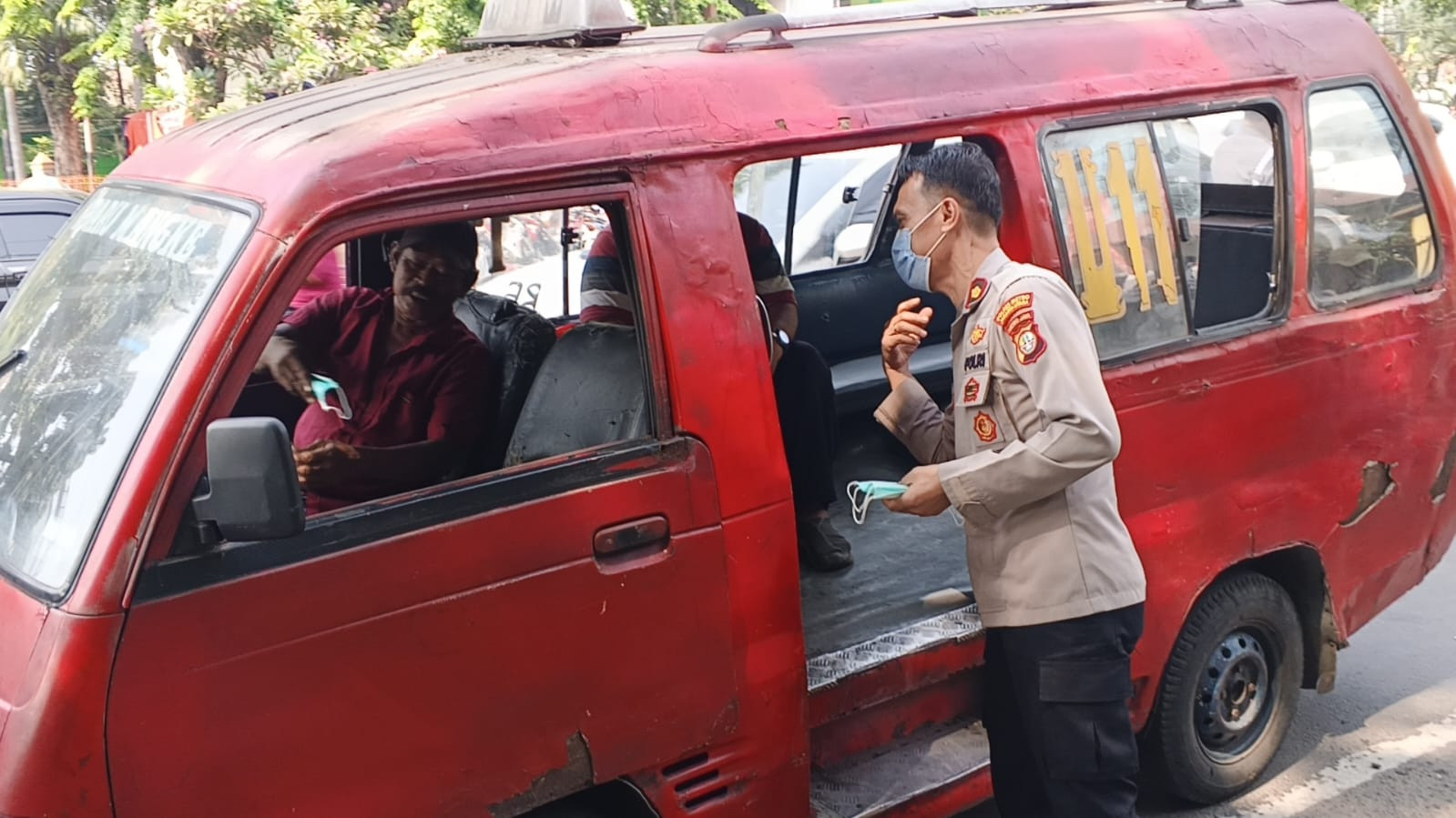 Polsek Metro Penjaringan Bagikan Masker kepada Pengguna Jalan, Antisipasi Dampak Abu Vulkanik Erupsi Gunung Anak Krakatau