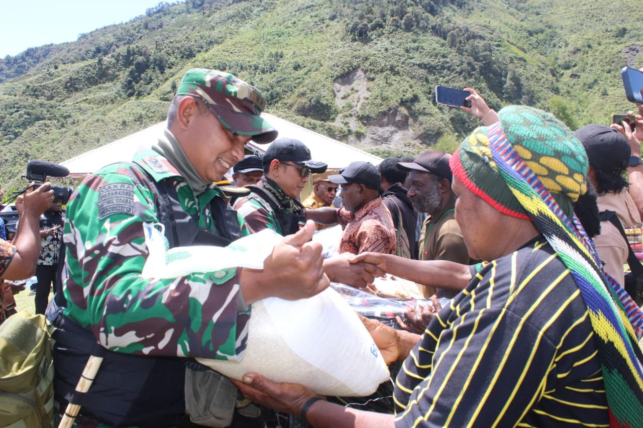 TNI-Polri Kawal Ketat Penyaluran Bantuan Pengungsi Kampung Kembru di Puncak Jaya