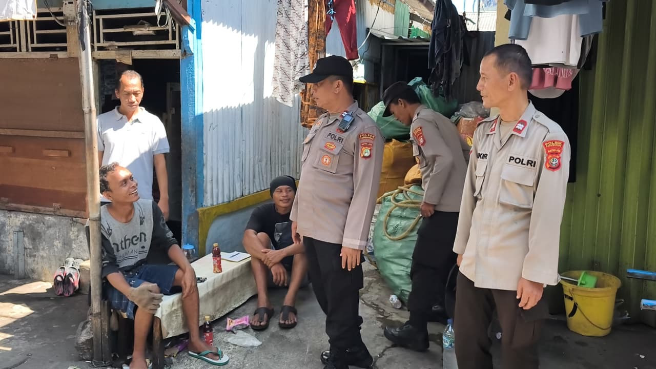 Polsek Pademangan Intensifkan Patroli Jalan Kaki di Permukiman Warga, Antisipasi Gangguan Kamtibmas
