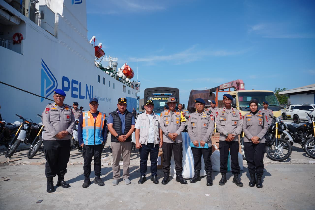 Kapal MV Egon Tiba di Pelabuhan Krueng Geukueh, Kapolres Lhokseumawe Terima Bantuan Polri
