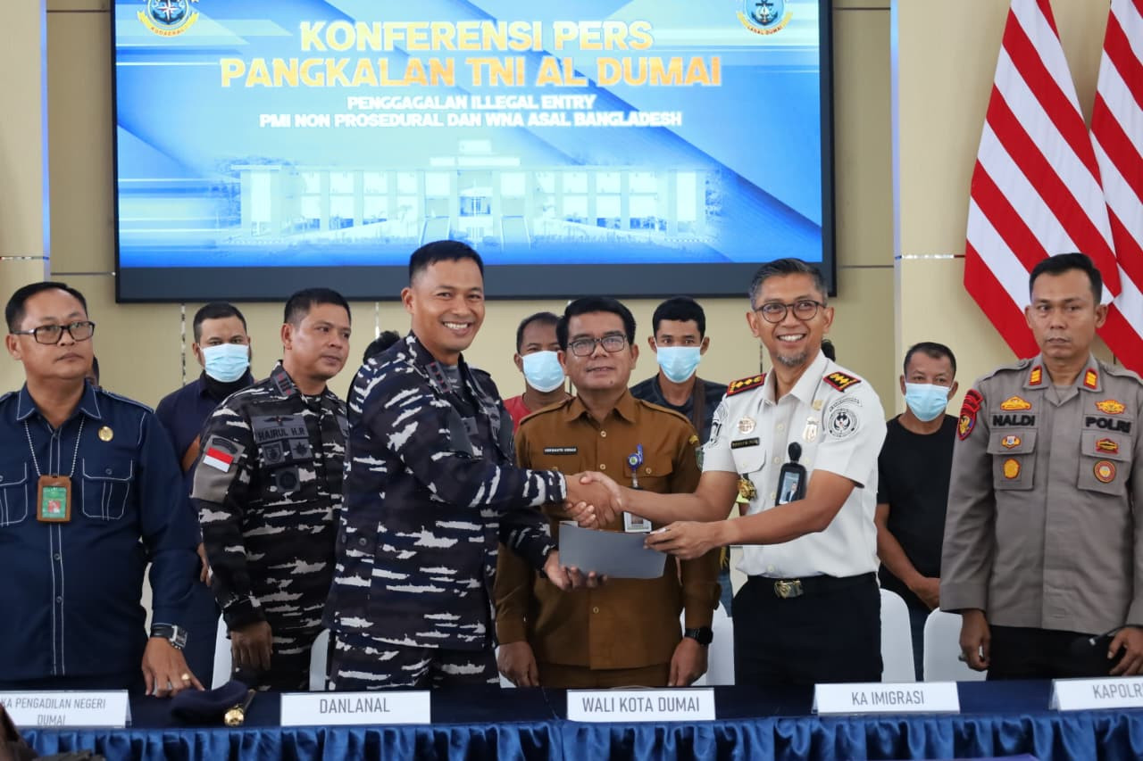 Gerak Cepat Tim Quick Rerspon Lanal Dumai Gagalkan _Illegal Entry_, 16 Orang dan Satu Speed Boat Berhasil Diamakan di Pesisir Kota Dumai