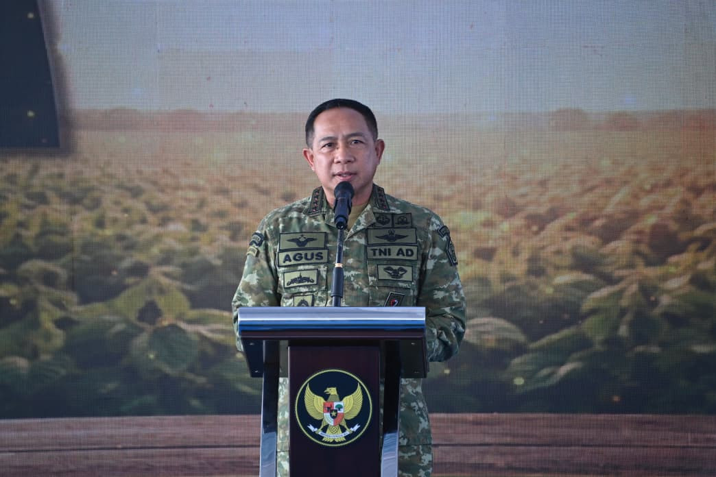 Panglima TNI Bersama Menteri Pertanian Melaksanakan Panen Raya Kedelai Ketahanan Pangan TNI AL di Nganjuk