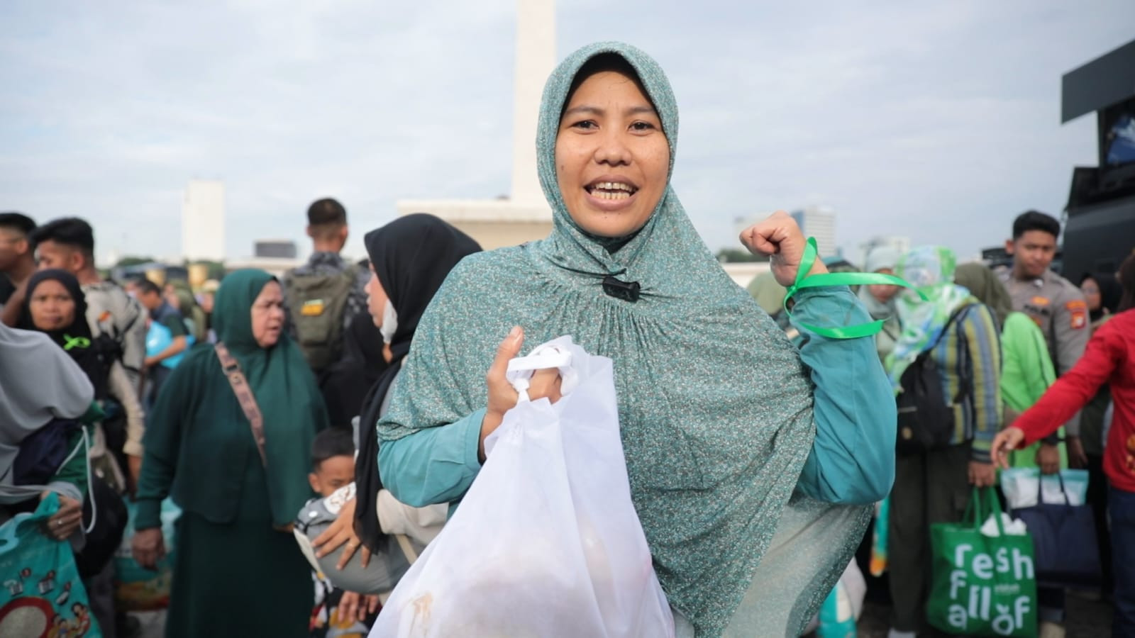 Ibu Ini Unboxing Paket Sembako dan Baju Gamis di Pasar Murah Pemerintah: Isinya Padat Banget!