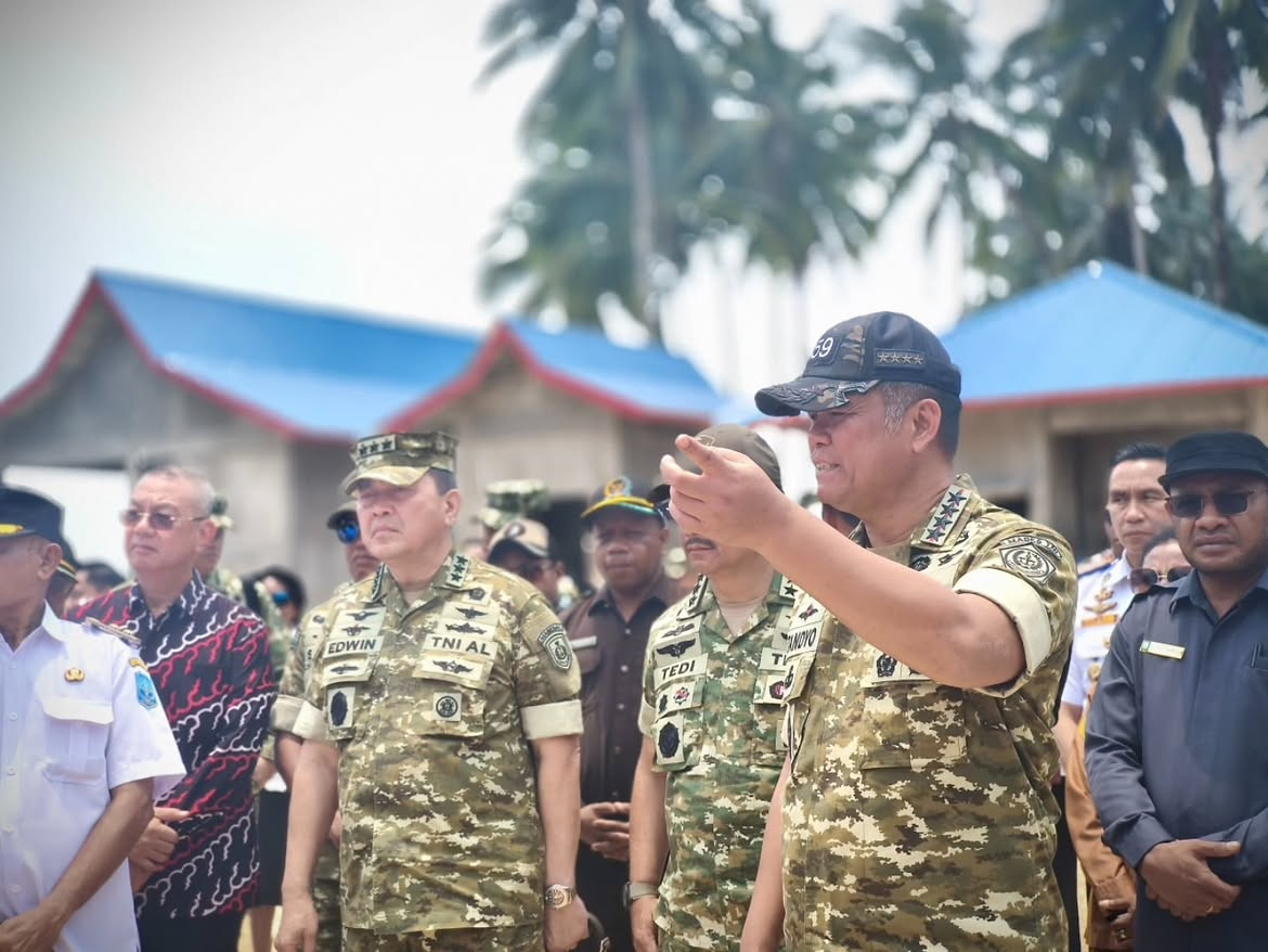 Wapang TNI Tinjau Yonif TP 859/RBK dan KDKMP di Papua