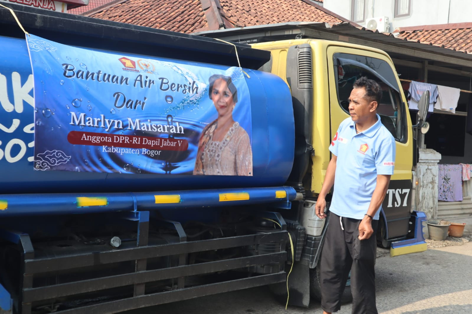 Marlyn Maisarah Salurkan Bantuan Air Bersih untuk Warga Babakan Madang