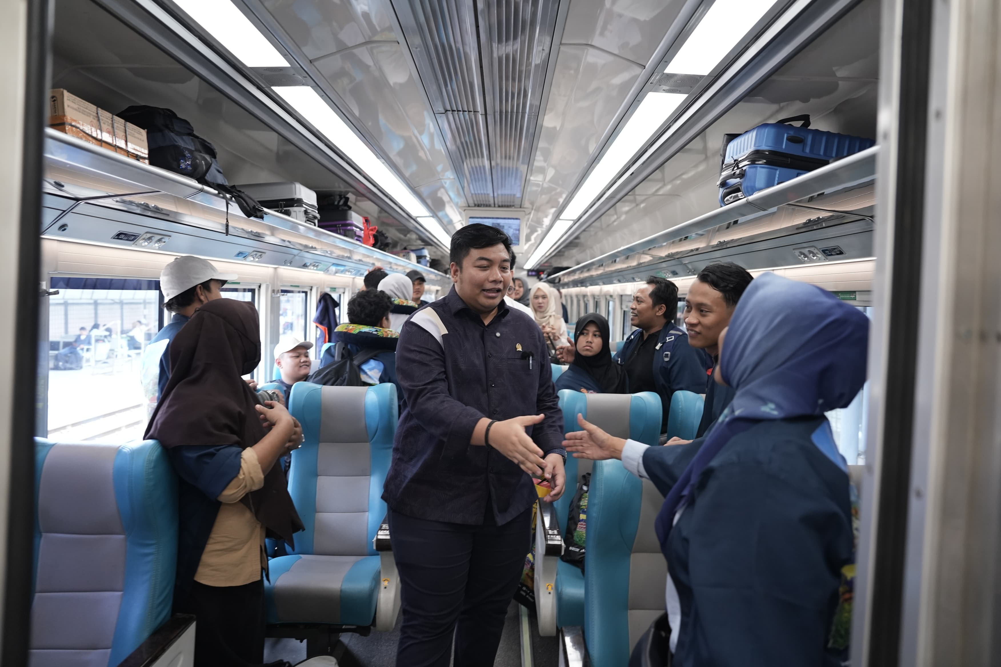 Mudik Gratis Mas Kawe Berangkatkan 395 Pemudik dari Stasiun Pasar Senen dengan KA Blambangan Express