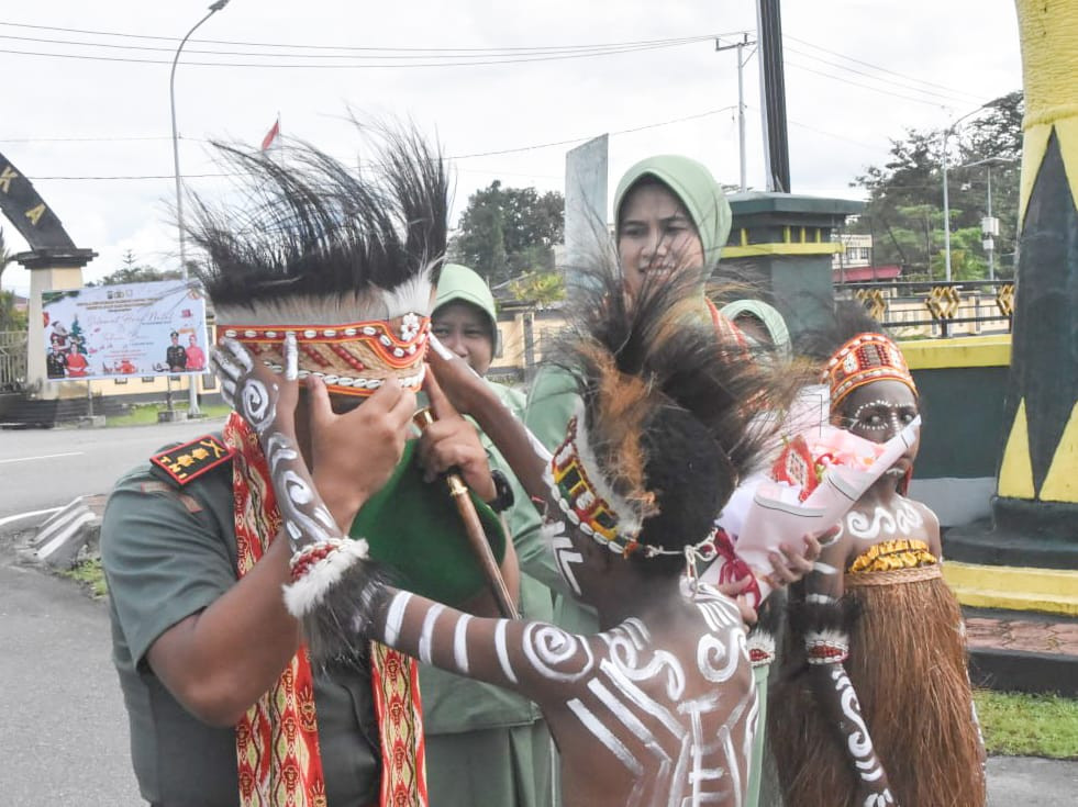 Sambutan Tarian Adat Warnai Kedatangan Dandim 1710/Mimika