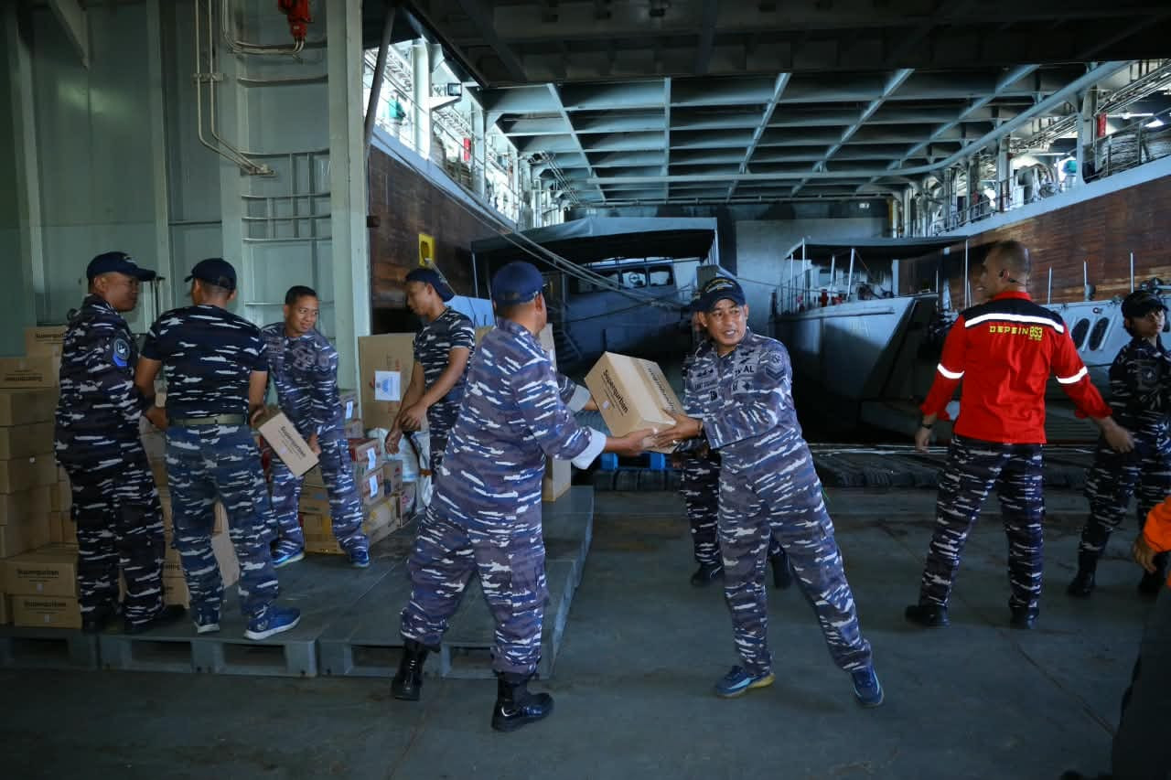 Hari Kesembilan Penanganan Gempa NTT, TNI Kerahkan 8.012 Personel dan Salurkan 803,824 Ton Bantuan