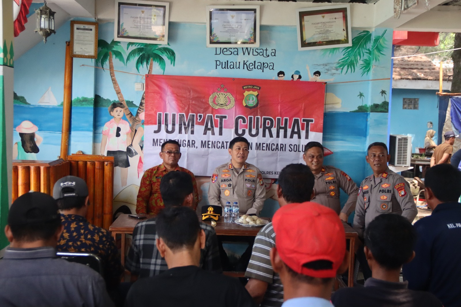 Jumat Curhat di Pulau Pari, Polisi Sosialisasikan Layanan 110 dan Ingatkan Warga Utamakan Keselamatan Melaut