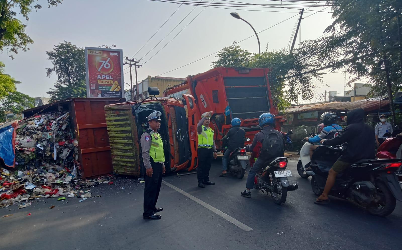 Truk Sampah Terbalik di Bantargebang, Polisi Sigap Atur Lalu Lintas