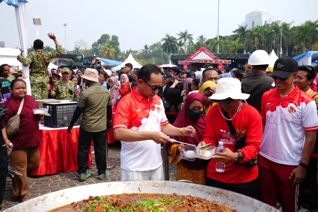TNI Bagikan 22.000 Porsi Makanan Gratis Untuk Masyarakat pada TNI Fair 2026 Di Monas