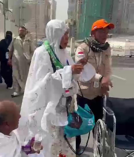 Tim Perlindungan Jamaah Haji Iptu Agung Pranoto Evakuasi Jemaah Lansia Kelelahan di Trotoar jalan area Masjidil Haram