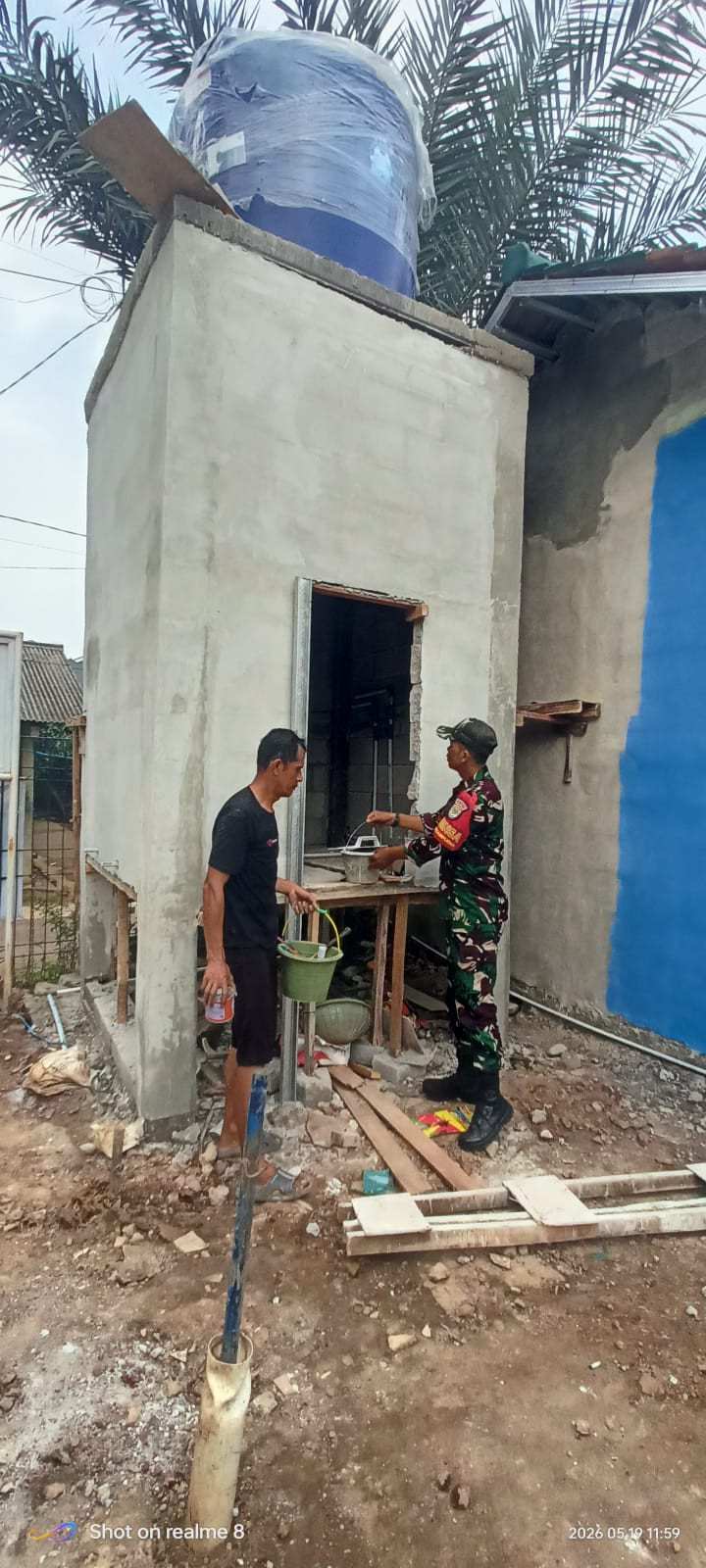 Dari Debu Beton ke Mata Air: Serka Junaidi Pantau Sumur Bor 90% Tuntas di Jalan Matador