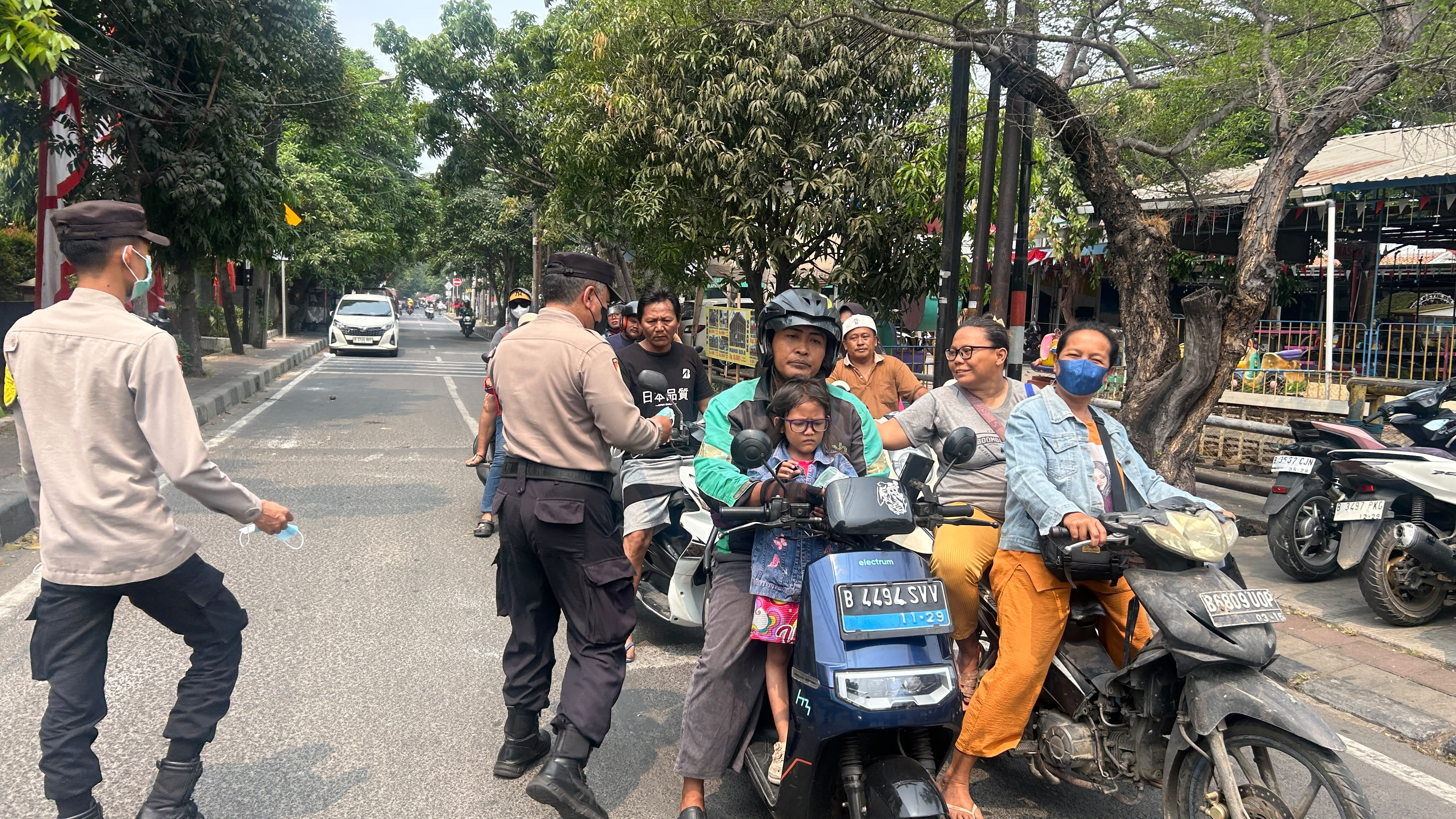 Polsek Koja Bagikan 150 Masker, Warga Diimbau Waspadai Paparan Abu Vulkanik