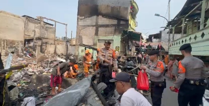 Direktorat Samapta Polda Metro Jaya Salurkan Makanan untuk 173 Pengungsi Korban Kebakaran Kampung Muka
