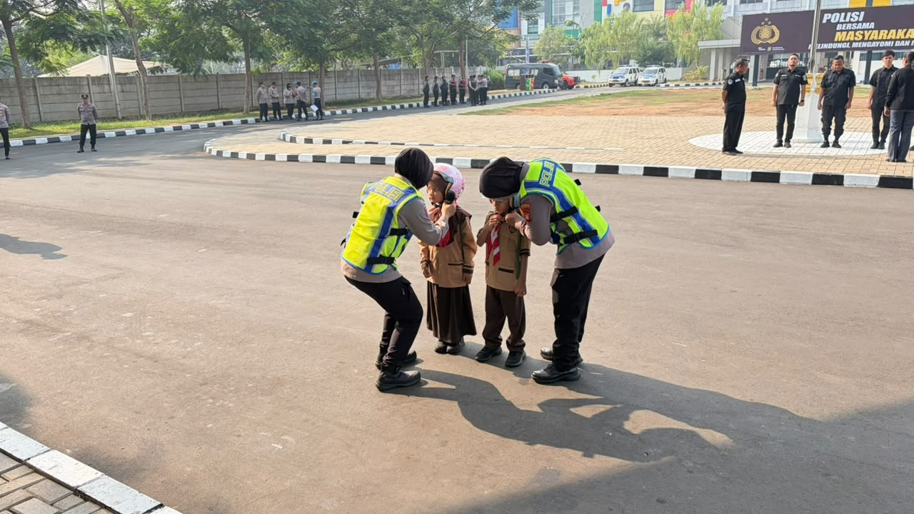 Tanamkan Disiplin dan Cegah Perundungan Sejak Dini, Polres Metro Tangerang Kota Terima Kunjungan 237 Siswa SD Negeri Sukasari 3