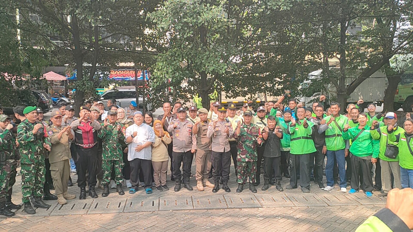 Polsek Kelapa Gading Gandeng Ojol Jaga Kamtibmas, Berikan Ganti Oli Gratis dan Bantuan Beras
