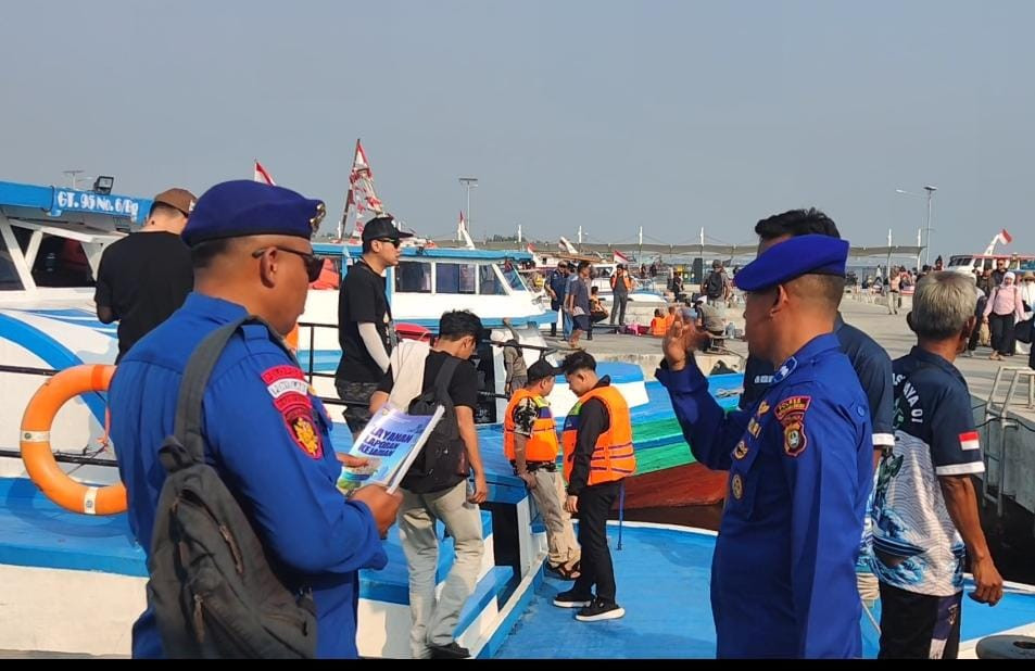 Satpolairud Polres Kepulauan Seribu Sosialisasikan Layanan 110 dan Jaga Laut Jakarta di Pelabuhan Kali Adem