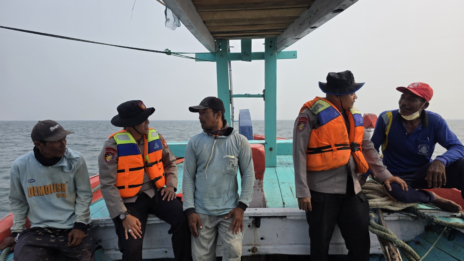 Layanan Polisi 110, Satpolairud Polres Kepulauan Seribu Patroli Laut Sambangi Nelayan dan Imbau Waspada Cuaca Buruk