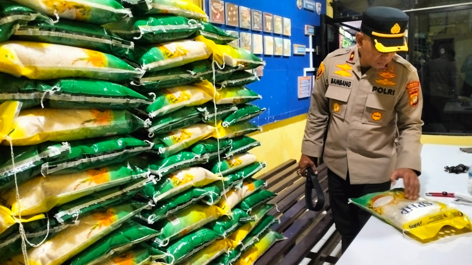 Gerakan Pangan Murah Polsek Pondok Gede Disambut Antusias Warga