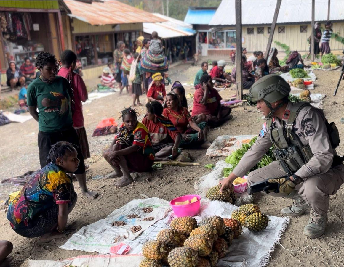 Patroli Humanis Jadi Ruang Harapan, Satgas Damai Cartenz Dorong Perputaran Ekonomi Mama-Mama Sinak