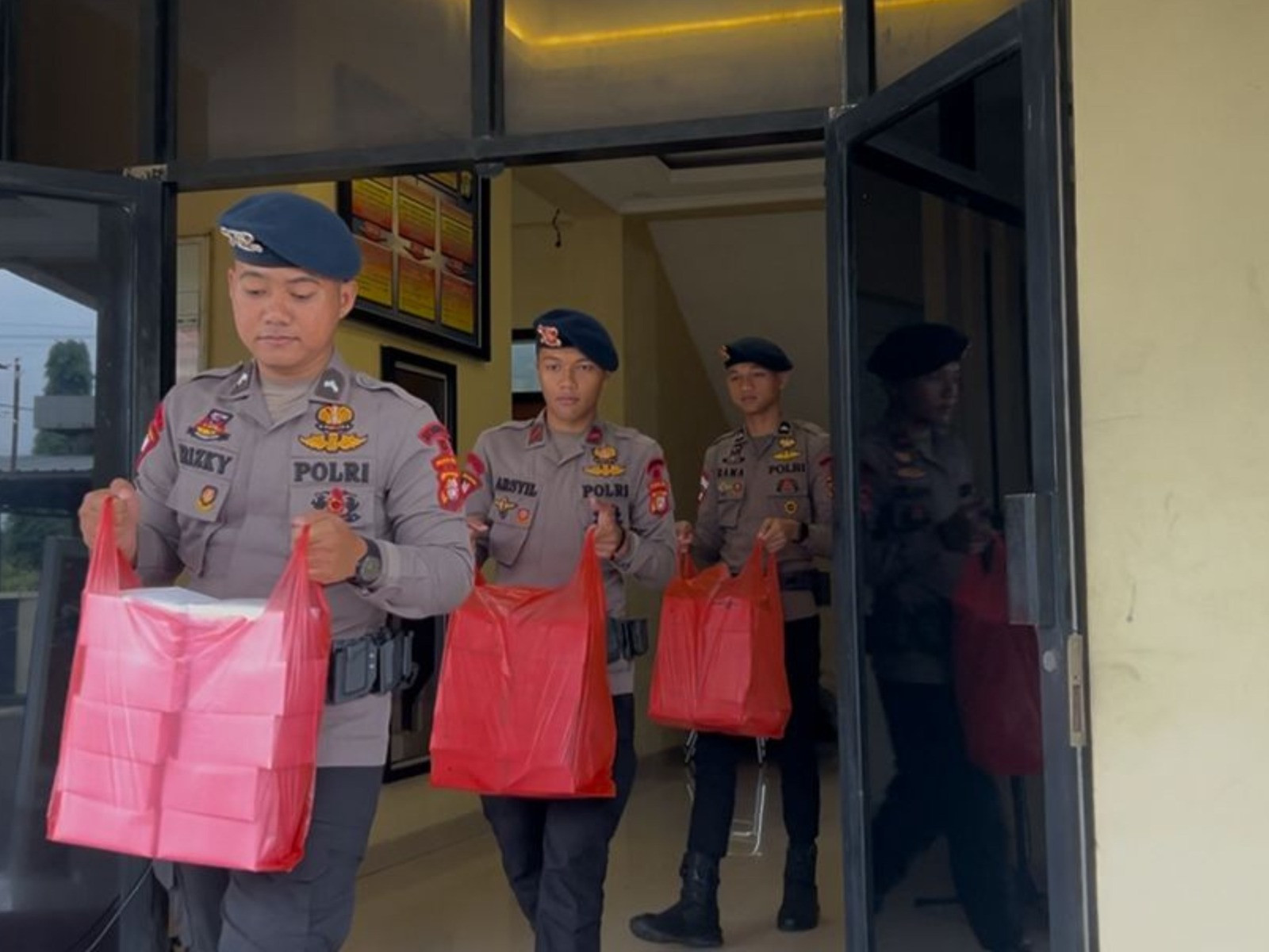 Brimob Polda Metro Jaya Berbagi Takjil, Pengguna Jalan di Ciputat Sambut Hangat