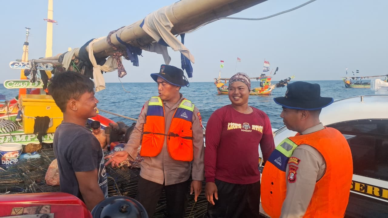 Jaga Jakarta, Satpolairud Polres Kepulauan Seribu Patroli Nelayan dan Sambangi Penjaga Pulau Sosialisasikan Layanan Polisi 110