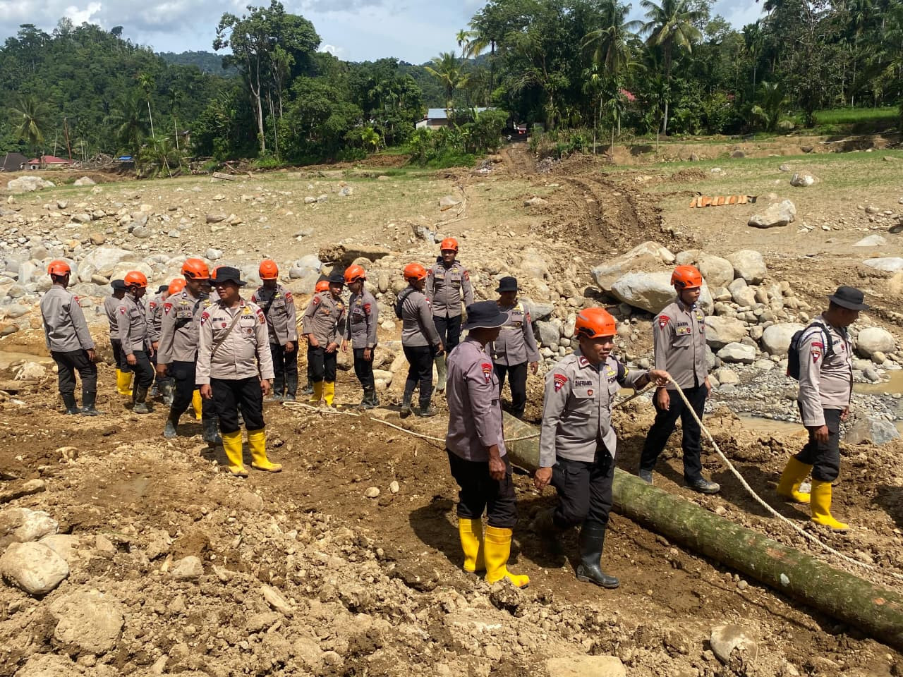 Pemulihan Akses Warga, Brimob Jambi Bangun Jembatan Darurat Antar Desa Kampung Tengah Timur dan Padang Landua