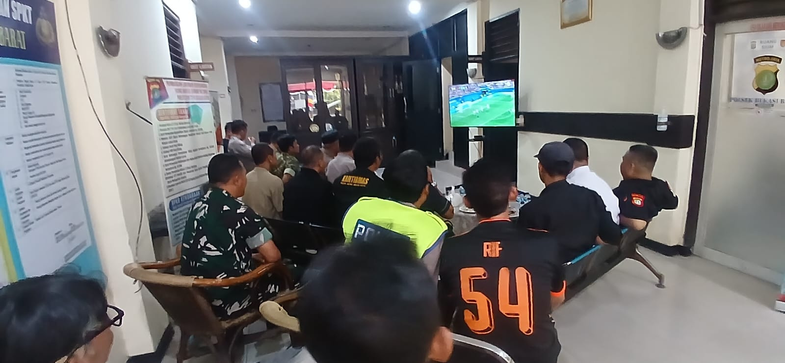 Nonton Bareng Piala Dunia, Kapolsek Bekasi Barat Pererat Sinergitas Bersama TNI dan Warga