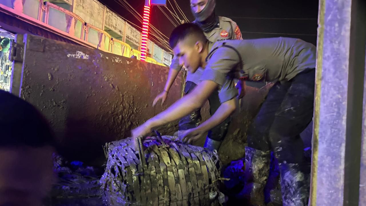 Personel Polri Bersihkan Lumpur dan Sampah Pascabanjir di Jalan Lintas Aceh Tamiang