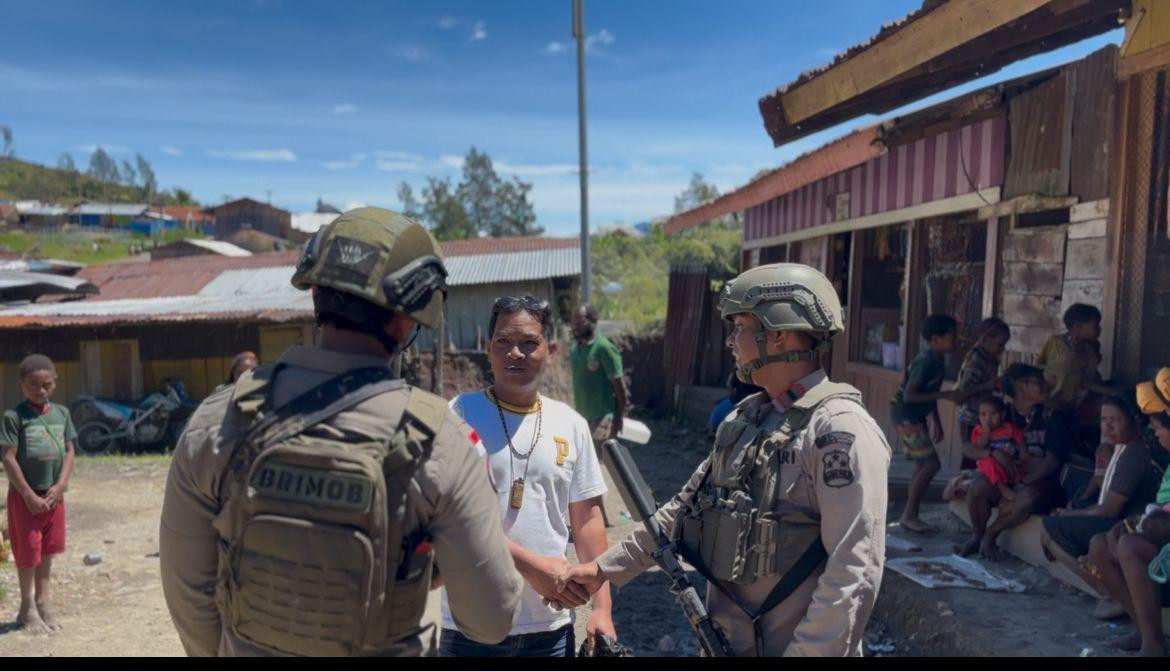 Patroli di Sinak, Ops Damai Cartenz Perkuat Kedekatan dan Rasa Aman Warga