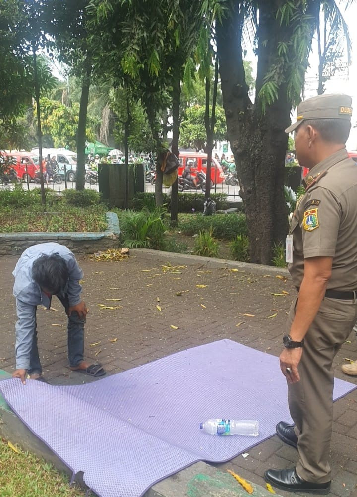 Satpol PP Tanjung Priok Tertibkan Spanduk dan PKL dalam Patroli Wilayah