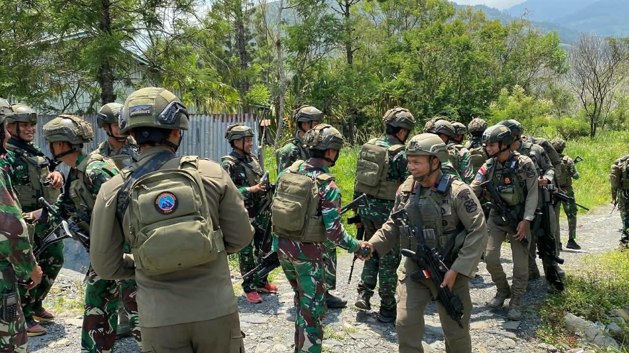 MENYAPA WARGA DAN MENJAGA KETENANGAN, PATROLI GABUNGAN SATGAS KEPOLISIAN OPERASI DAMAI CARTENZ DAN TNI DI MUARA