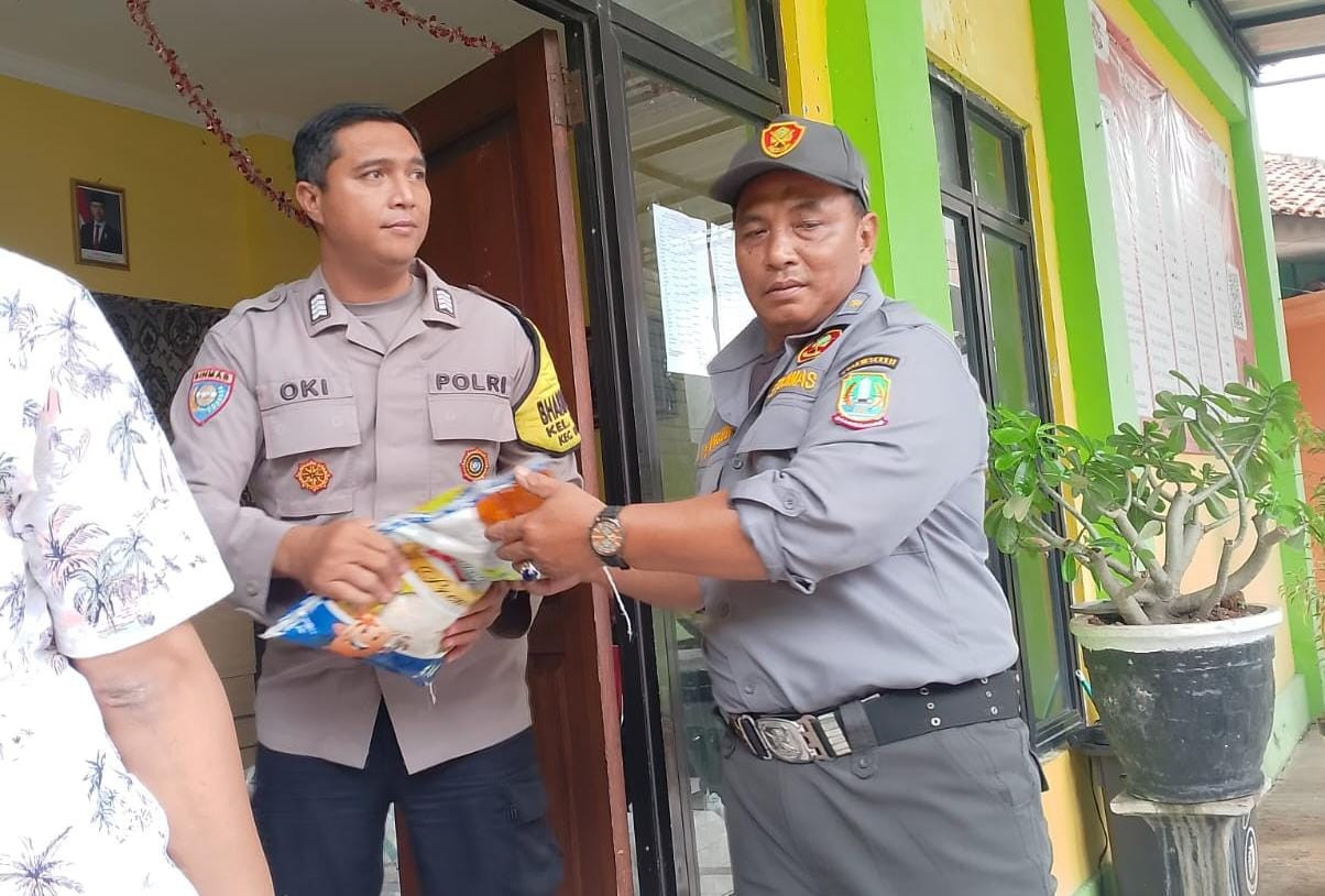 Kawal Penyaluran Sembako Bersubsidi, Bhabinkamtibmas Bripka Oki Pastikan Operasi Pasar di Perwira Tertib