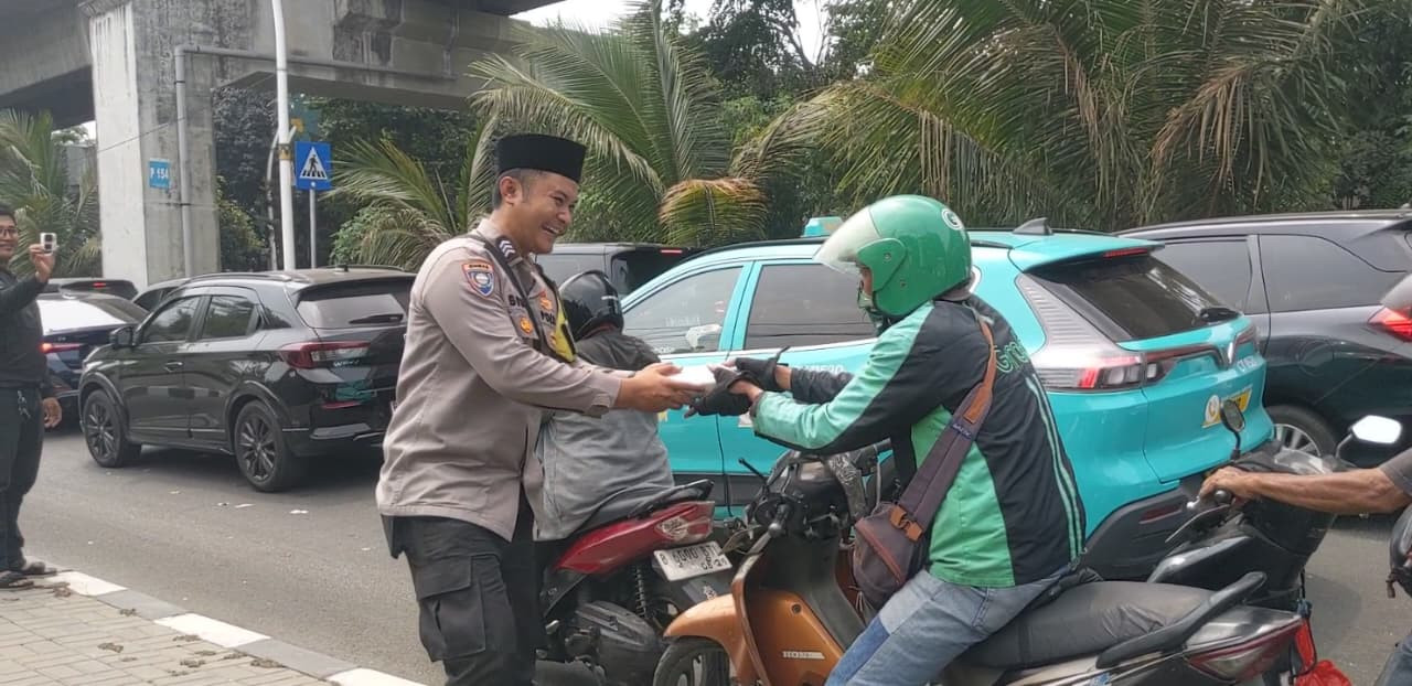 Jumat Peduli, Polsek Kelapa Gading Bagikan 50 Nasi Kotak untuk Ojol dan Warga
