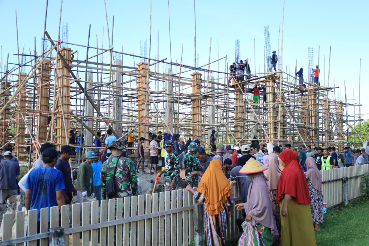 Sinergi TNI dan Rakyat, Satgas TMMD Kodim 1505/Tidore Bersama Warga Cor Tiang Masjid