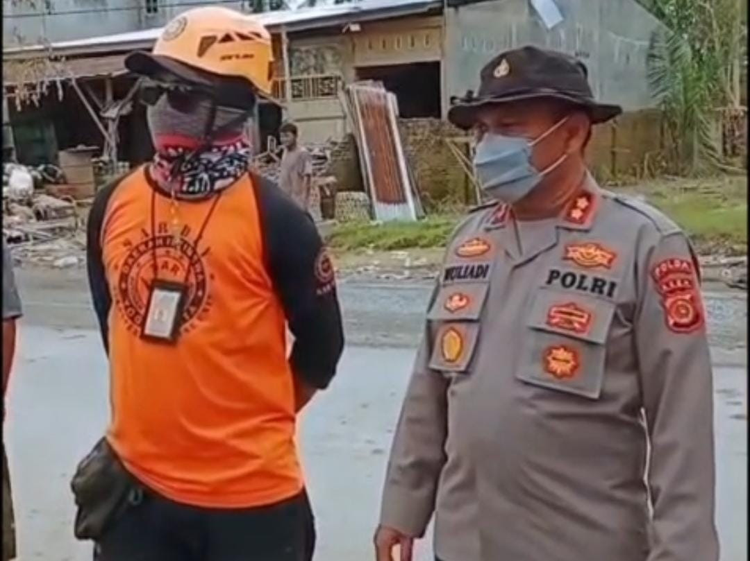 Polres Aceh Tamiang Evakuasi Truck Tangki Pasca Bencana Banjir Bandang