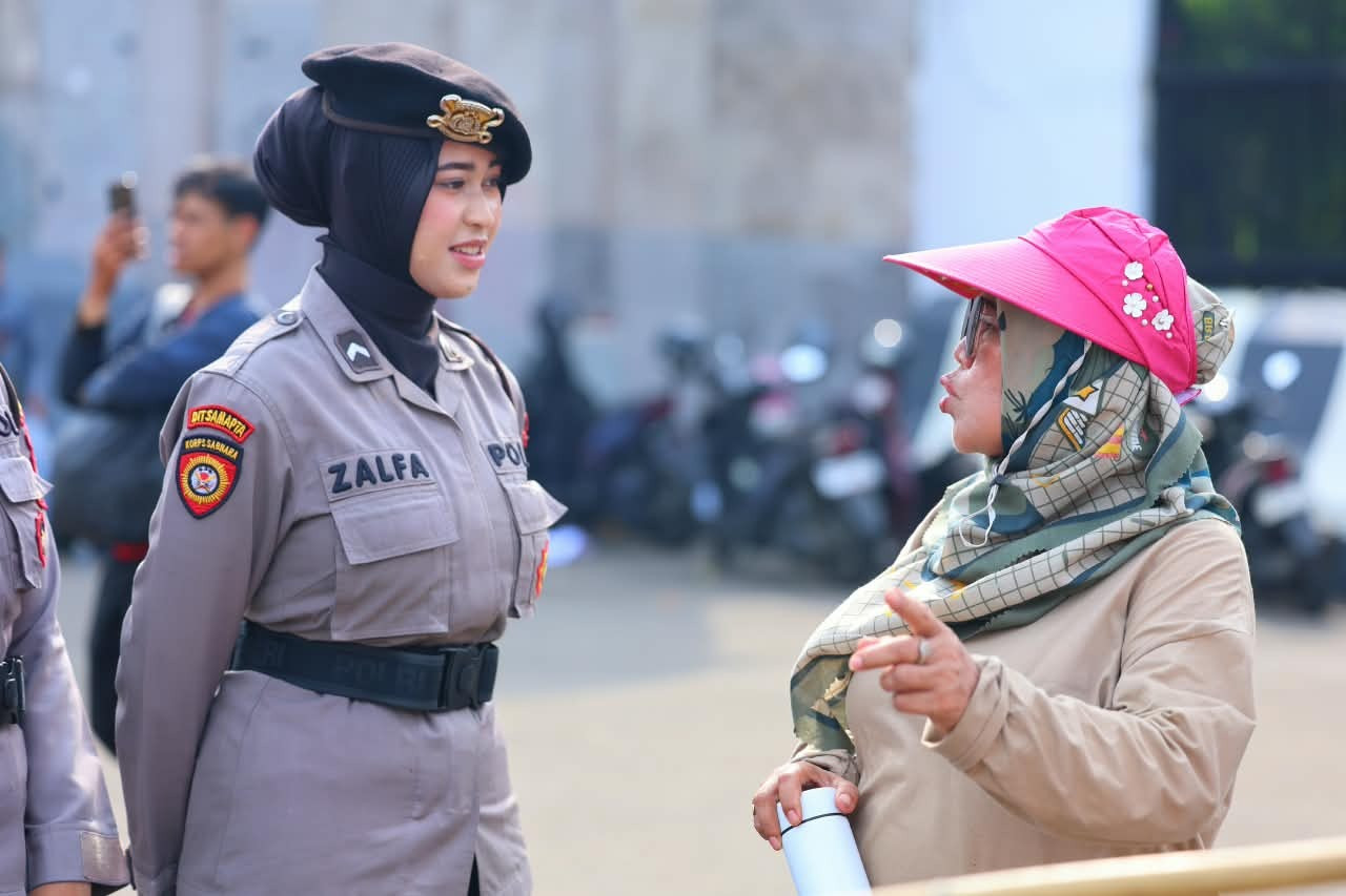 Polisi Bersama Masyarakat, Polwan Sambut Peserta Aksi dengan Spanduk dan Dialog Humanis