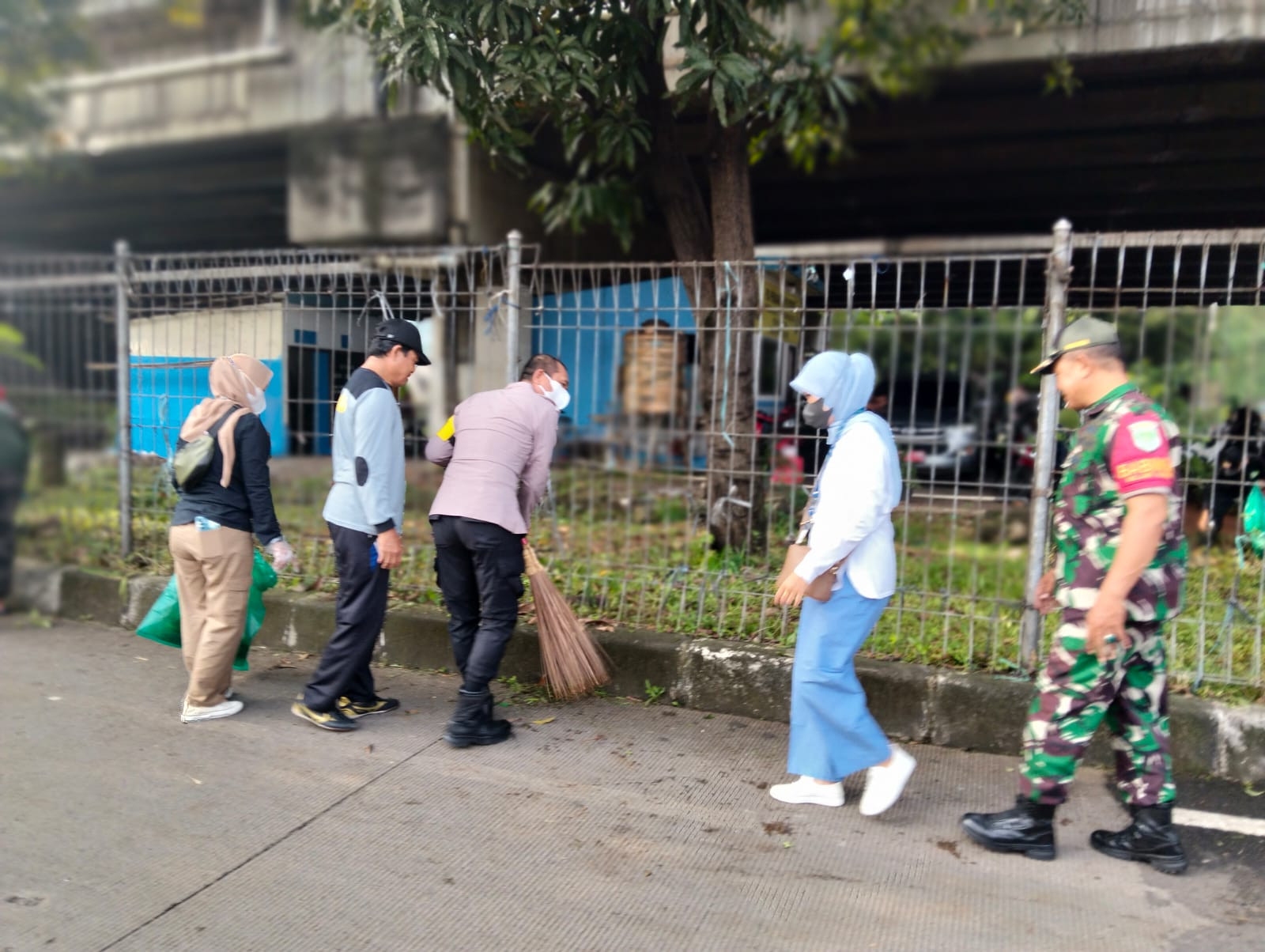 Wakapolsek Pondok Gede dan Camat Turun Tangan Bersihkan Bundaran JORR di Hari Peduli Sampah Nasional 2026