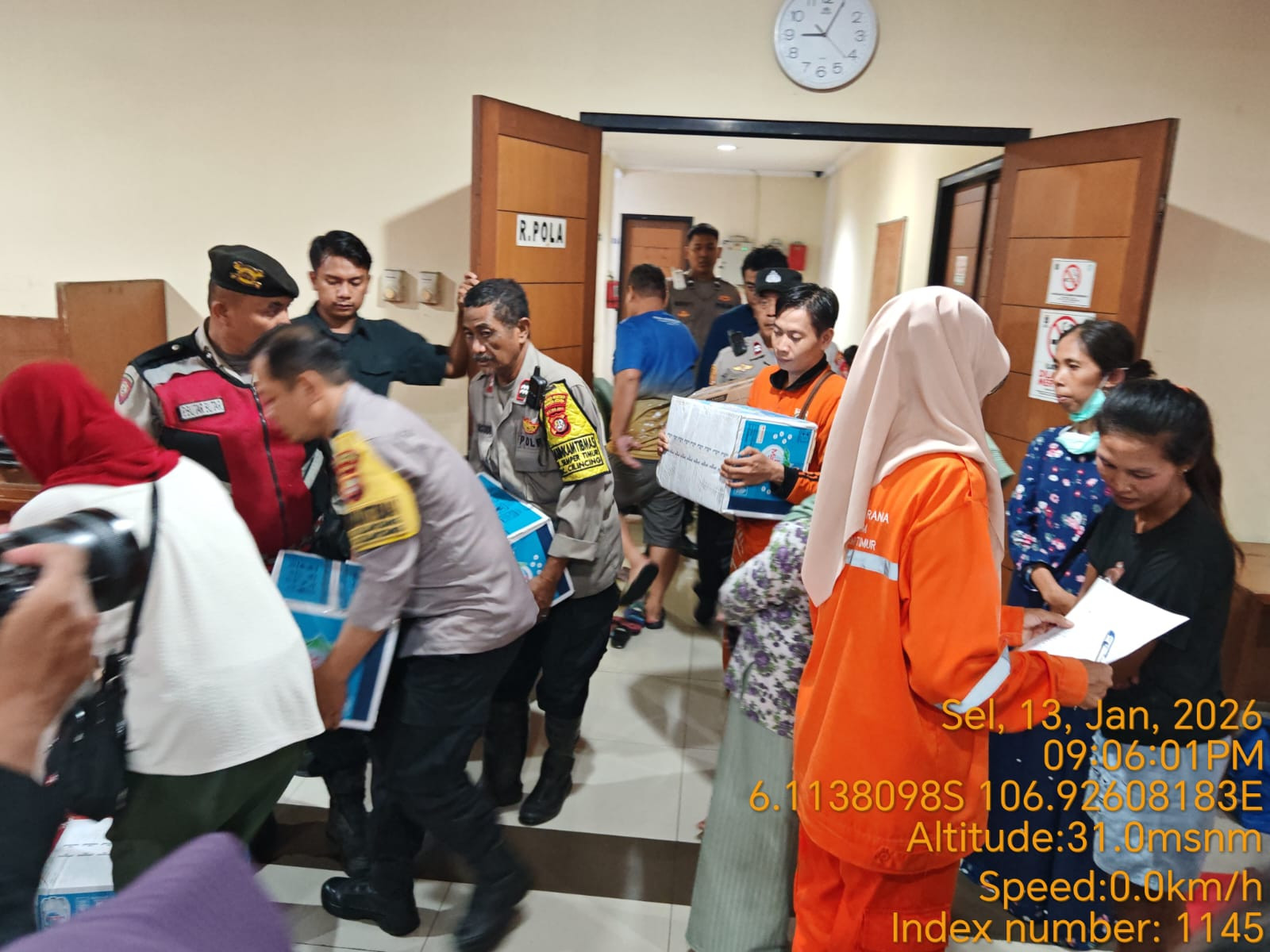 Polda Metro Jaya Salurkan Bantuan untuk Korban Banjir di Semper Timur, Jakarta Utara