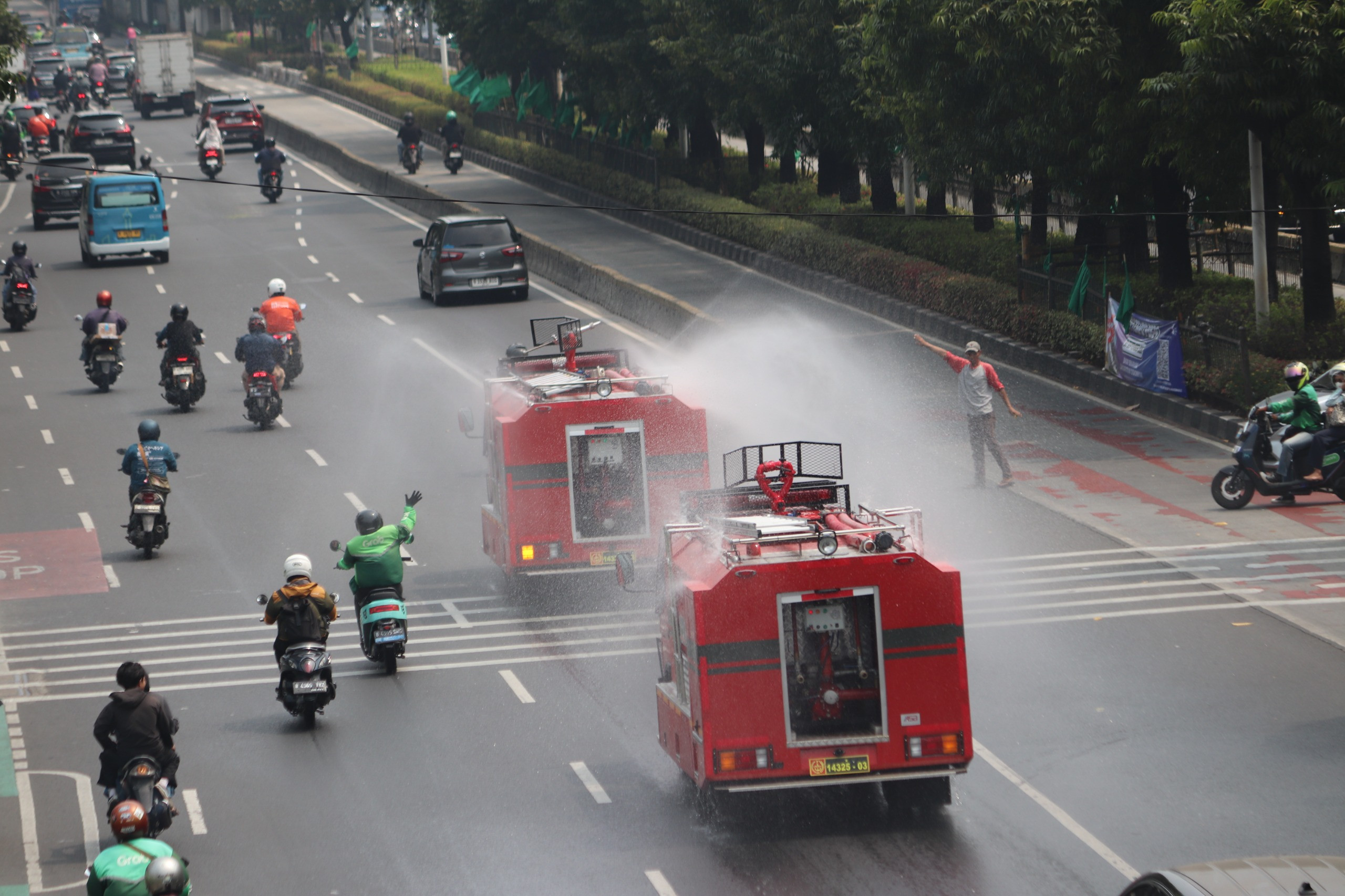 Kodam Jaya Kerahkan 147 Water Tank Bersihkan Debu Vulkanik di Sejumlah Wilayah