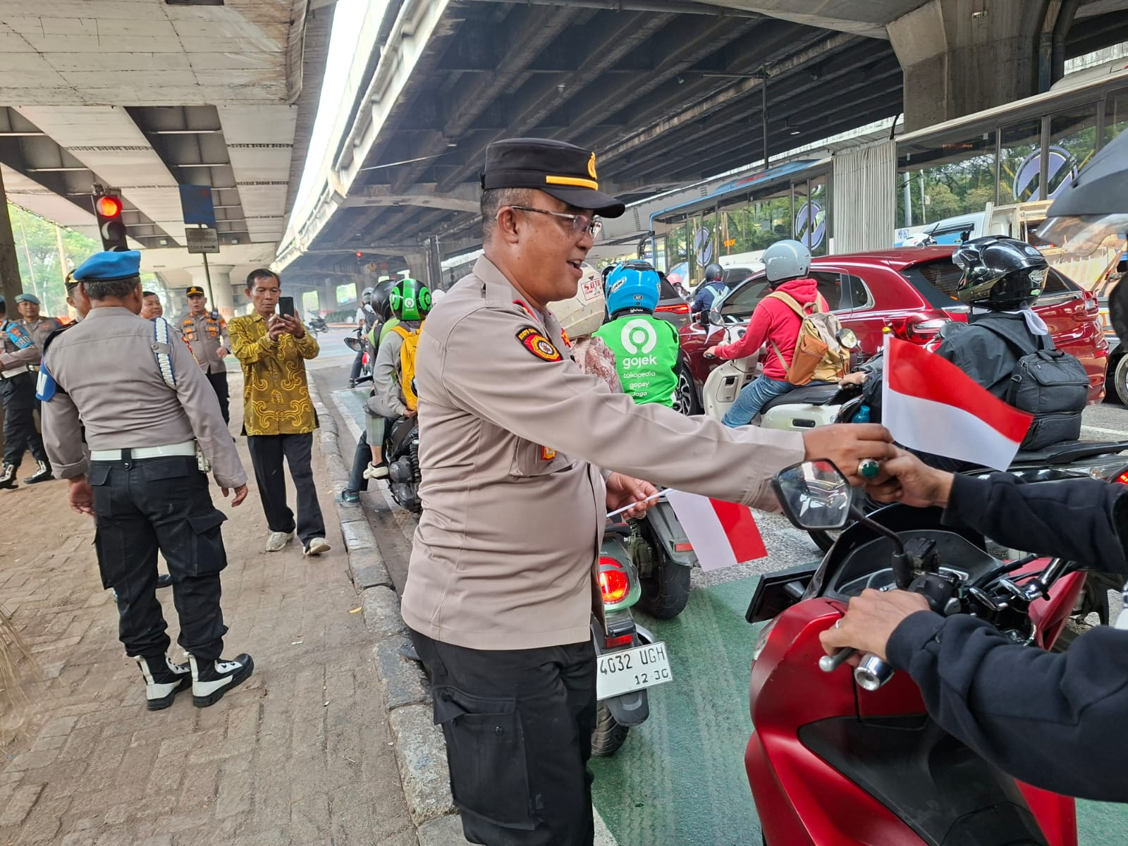 Polsek Kelapa Gading Perketat Penyekatan, Bagikan 140 Bendera Merah Putih kepada Pengendara