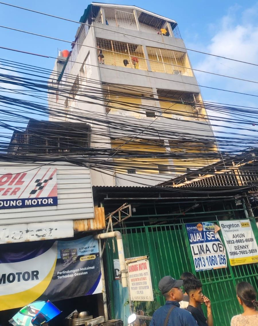 Polsek Metro Penjaringan bersama Warga Selamatkan Perempuan yang Bergelantungan di Lantai Empat Kos di Penjaringan