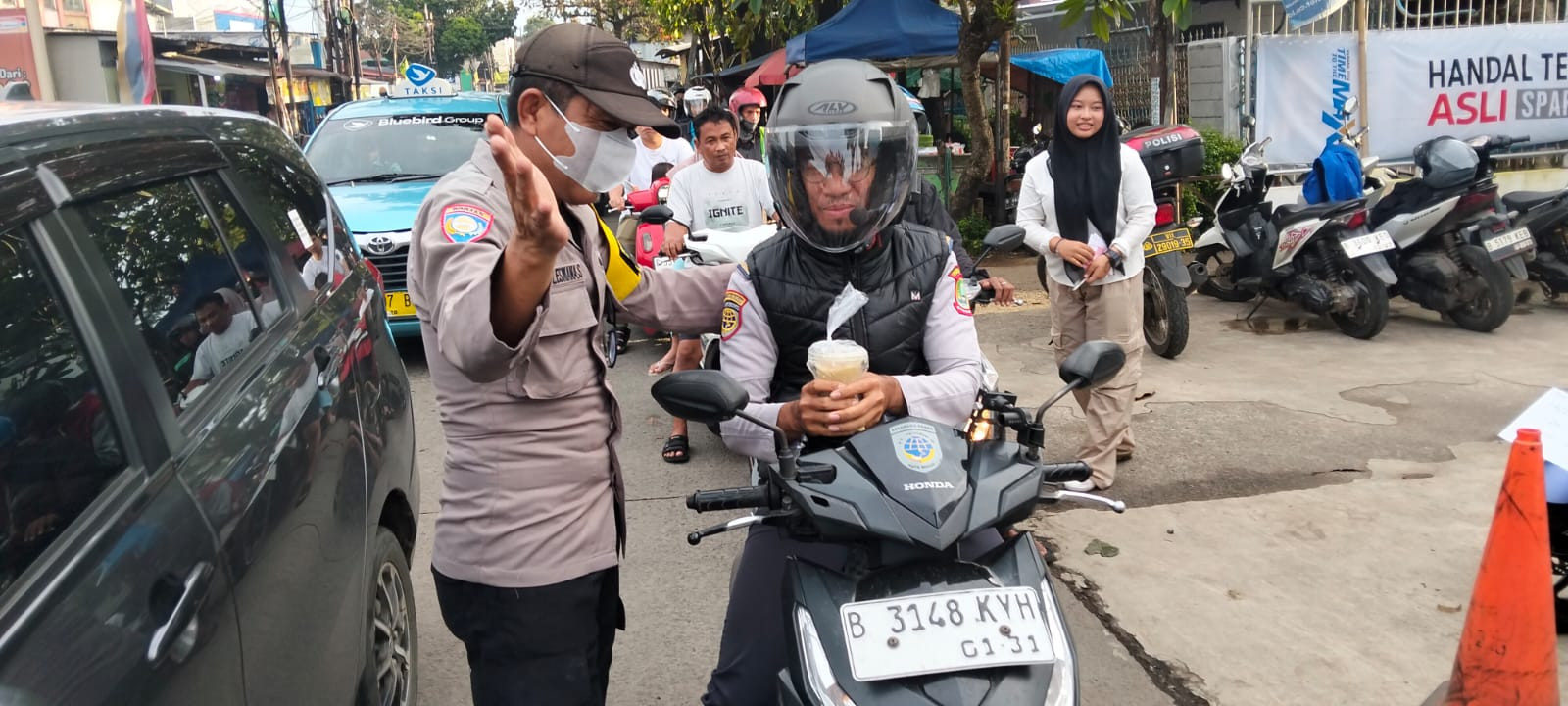Gandeng Warga Jatiwarna, Bhabinkamtibmas Polsek Pondok Gede Tebar Takjil di Jalan Raya Hankam