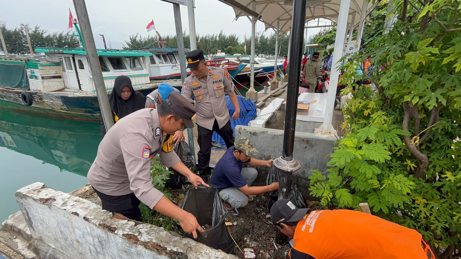 Polres Kepulauan Seribu dan Jajaran Polsek Gelar Jumat Bersih Serentak, Perkuat Sinergi dan Kepedulian Lingkungan