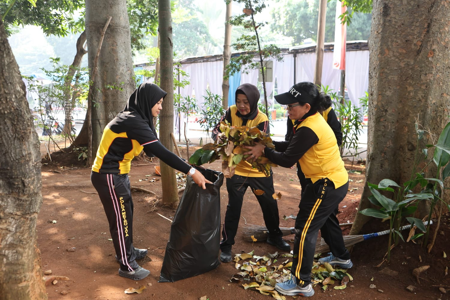 Polwan Polda Metro Jaya Gelar Apel Pagi dan Aksi Bersih-Bersih Serentak Sambut Hari Jadi ke-78