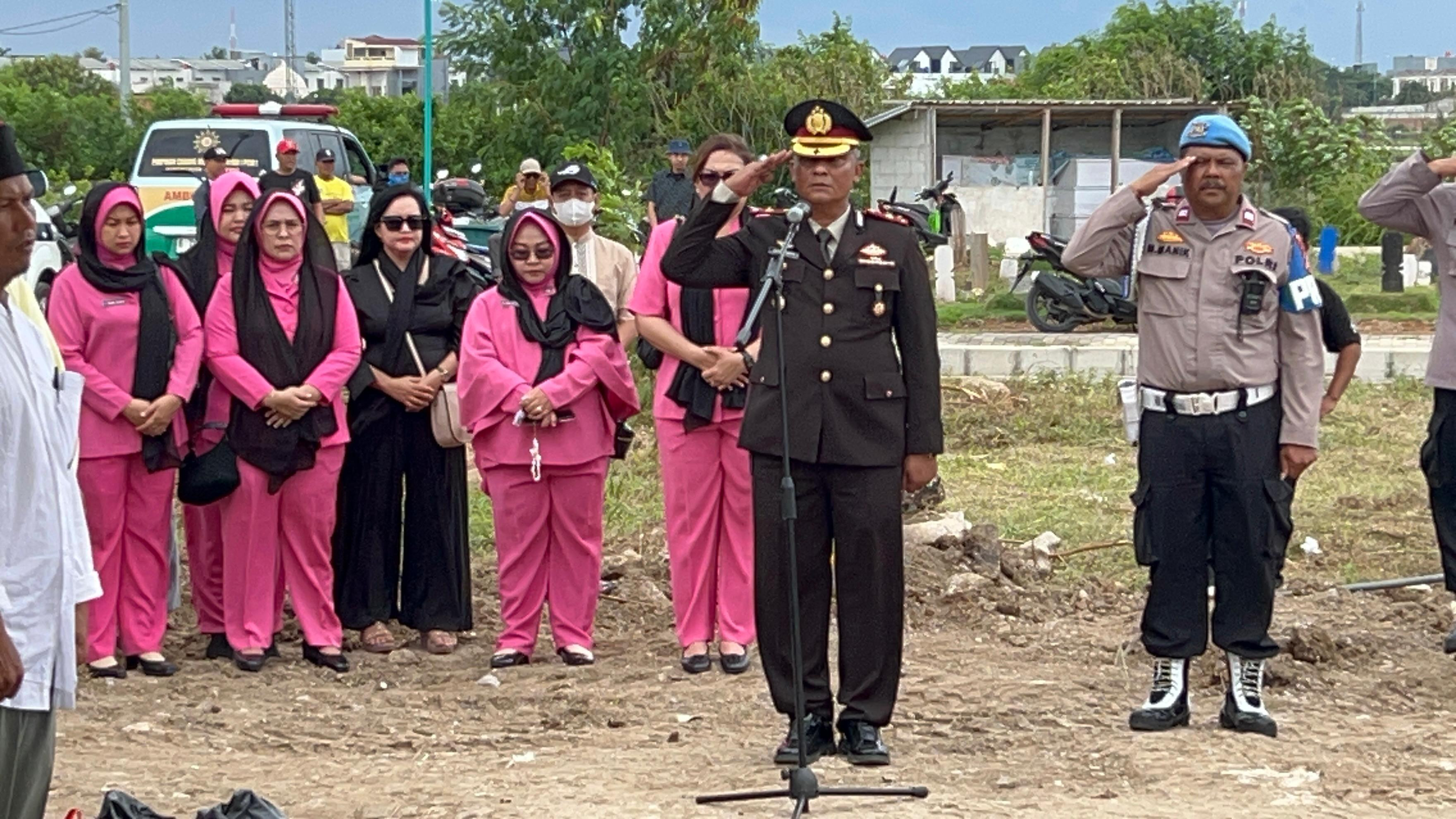 Kapolsek Koja Pimpin Penghormatan Terakhir untuk AIPTU Ahmad Zulaini