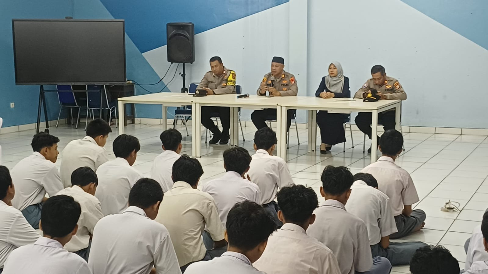 Kapolsek Bekasi Barat Edukasi Siswa SMK, Tekankan Bahaya Tawuran dan Narkoba